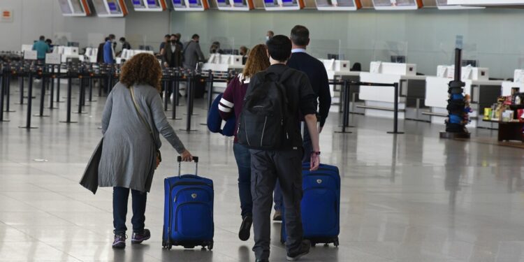 Viajar en avión por primera vez: 7 consejos clave para un vuelo cómodo, ágil y sin sorpresas