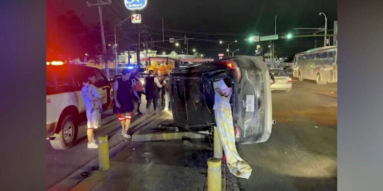 Vuelca camioneta tras choque tipo crucero en Guadalupe