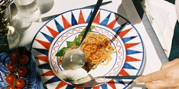 50+ Best Hostess Gifts That Will Secure You a Second Invitation