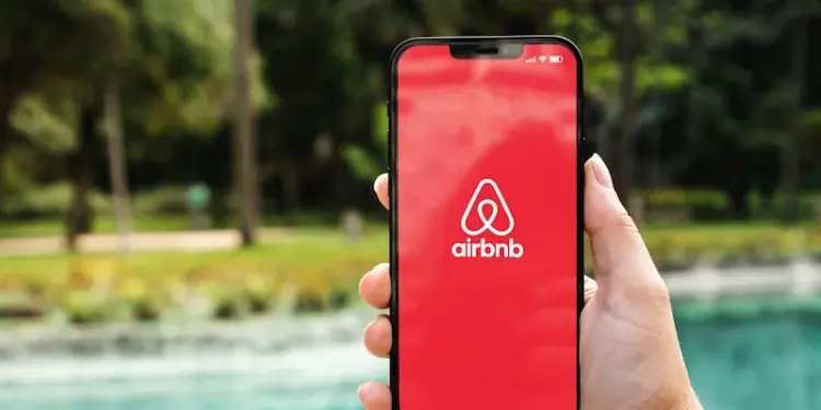 Airbnb se reinventa como plataforma de viajes integrales y desafía al sector hotelero