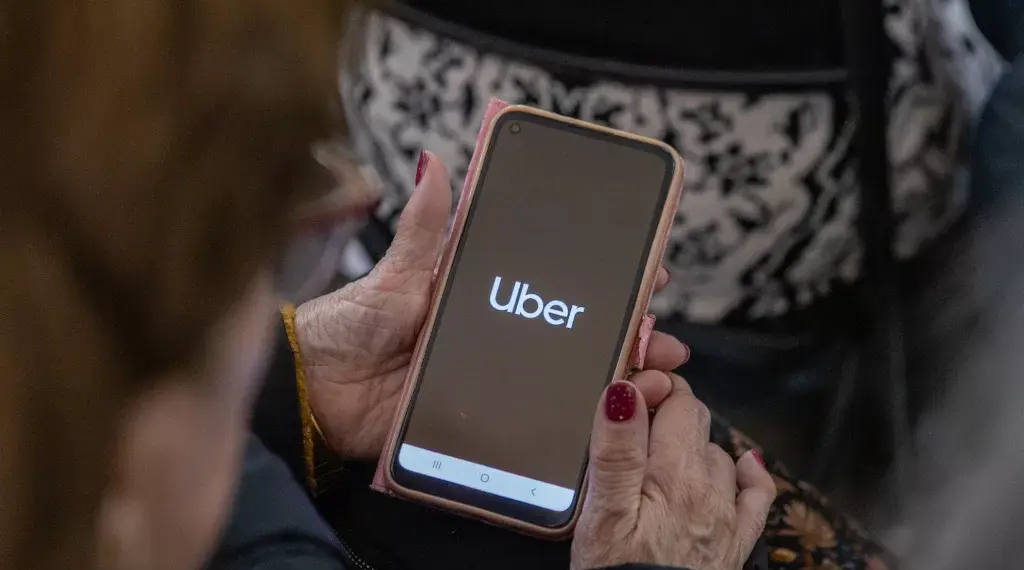 Uber Seniors a Argentina para facilitar los viajes de los adultos mayores