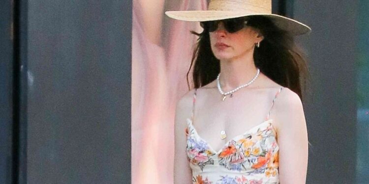 Anne Hathaway luce elegante con un vestido midi y sandalias planas perfectas para el verano 2025