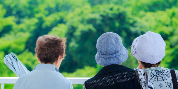 Tres personas, disfrutando un viaje del Imserso