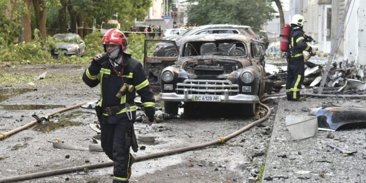 Ataques con drones, misiles de crucero y bombas rusos dejan al menos 6 muertos en Ucrania