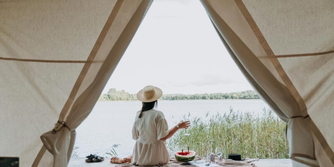 Chica disfrutando de una jornada relajante con vistas.