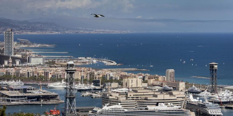 Barcelona y el Puerto pactan suprimir dos terminales de cruceros