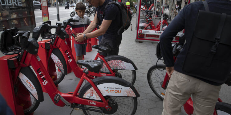 Usuarios en una estación de Bicing en el paseo de Gràcia / Jordi Play