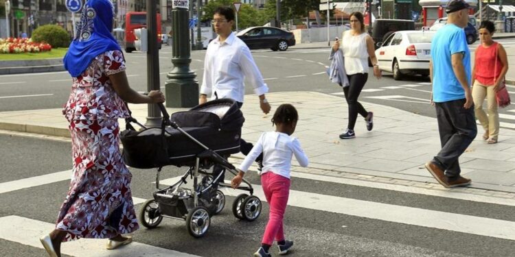 Individuos pasean por la mejor ciudad del mundo para caminar.