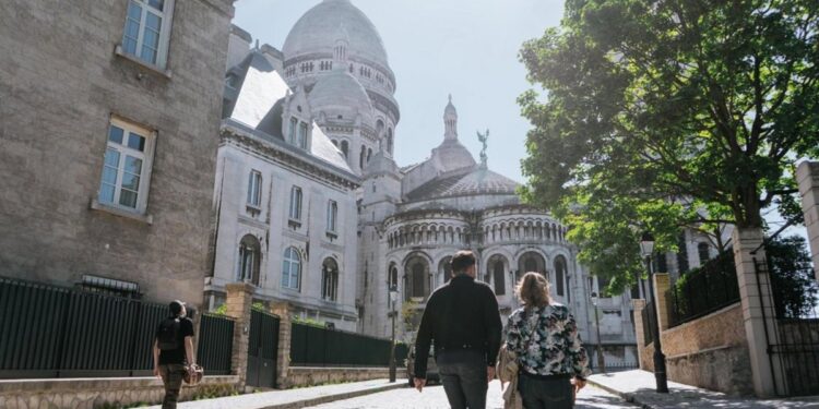 Un 40% de los españoles planea gastar más en sus viajes en 2025, según Booking