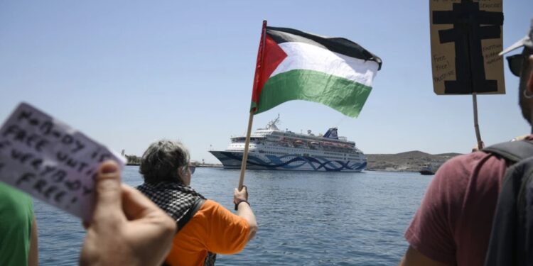 Un centenar de personas al grito de "fin del genocidio en Gaza" impide que un crucero israelí desembarque en la isla griega de Siros