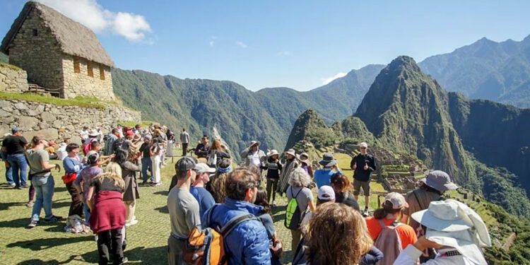 GREMIOS PIDEN MEDIDAS URGENTES PARA TURISMO