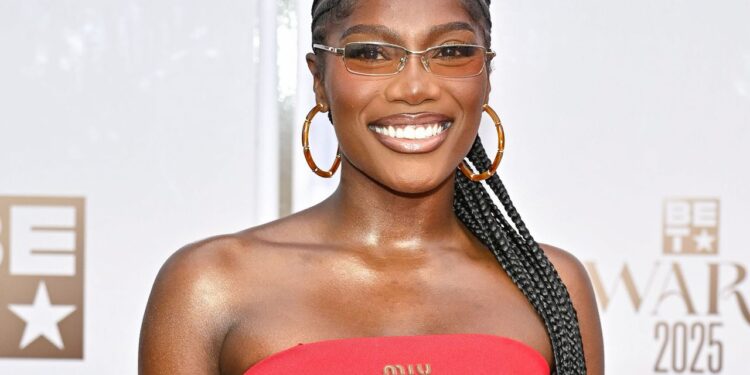 Cómo llevar pañuelos a modo de blusas al estilo de los 90 este verano 2025