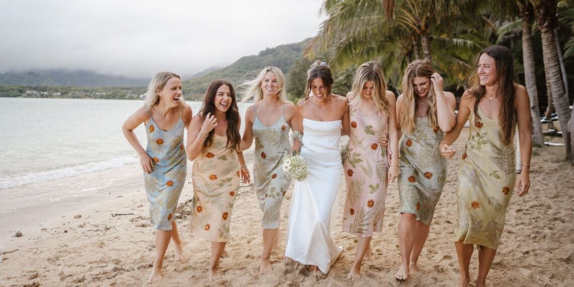 Cómo llevar vestido lencero de los años 90 para impresionar en una boda de verano 2025