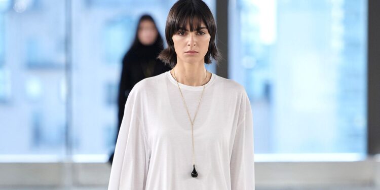 Cómo llevar vestidos camiseta en verano 2025 como las mejores vestidas