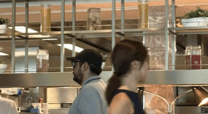 Con Claudia presumen viajes de lujo y sus riquezas