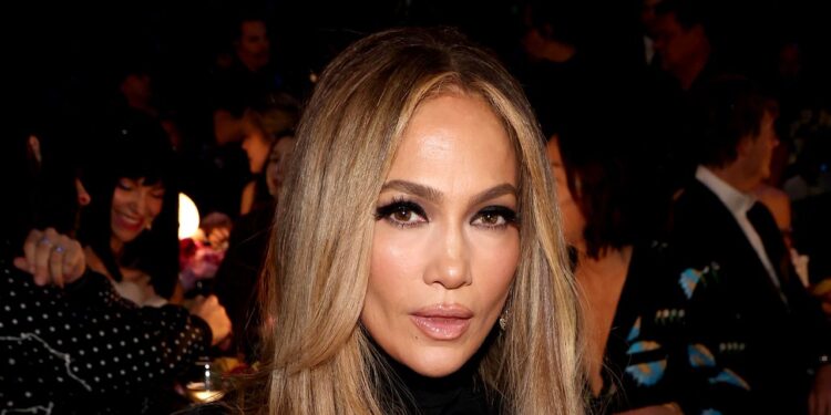 Jennifer Lopez con el corte de cabello largo con capas y las luces que rejuvenecen