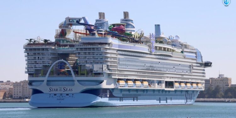 Abandona Cádiz el segundo crucero más grande del mundo