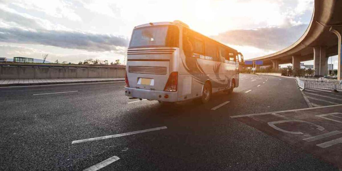 Así puedes viajar con 50% de descuento si eres maestro o estudiante