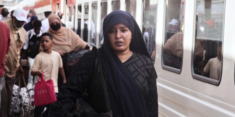 Egipto facilita viajes en tren gratuitos a refugiados sudaneses que retornan - Noticias