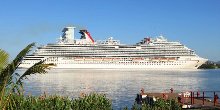 Carnival Panorama continuará con sólo 2 arribos mensuales hasta fines del 2026