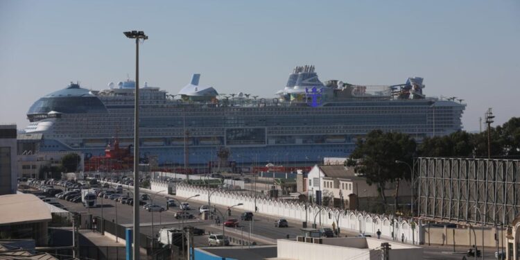 El gigante del mar 'Star of the Seas' se estrena en Cádiz con una parada técnica