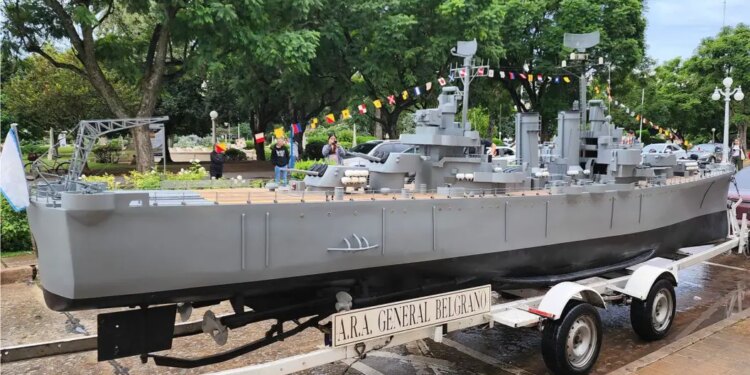El crucero General Belgrano comienza a navegar el San Roque este finde