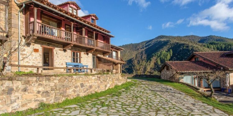 El alto precio del turismo urbano redirige los viajes de las familias a las zonas rurales