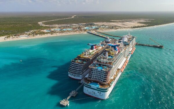 Primer barco de clase Excel atraca en Celebration Key