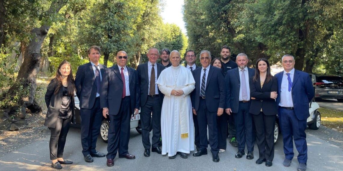 Exelentia dona dos vehículos eléctricos al Papa para los viajes apostólicos