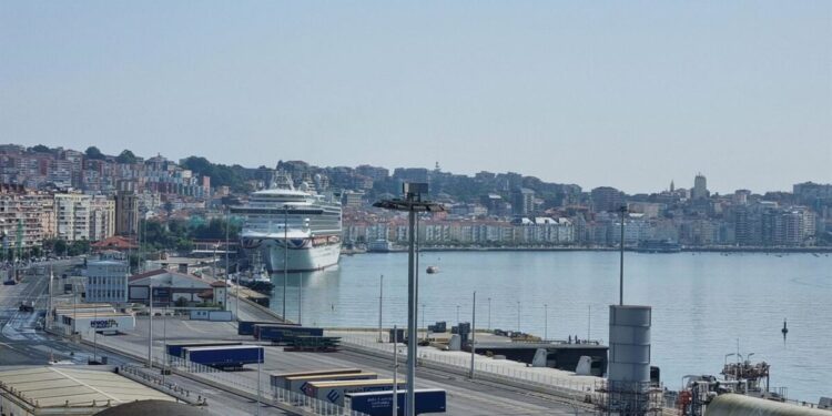 España recibe 6,2 millones de cruceristas hasta junio, un 17,7% más, con la llegada de 2.468 barcos (+23%)