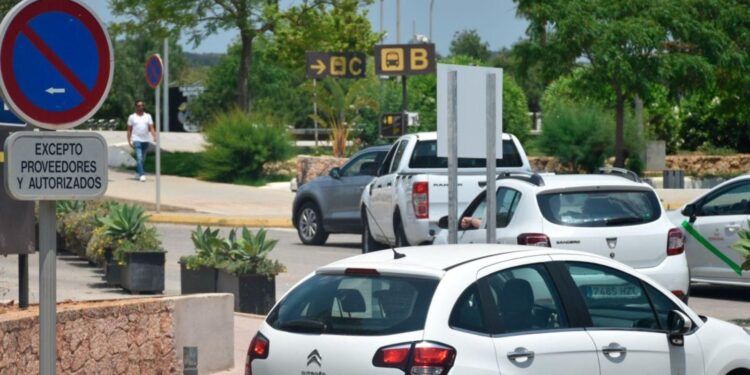 Vehículos saliendo de la zona del aeropuerto de Ibiza.