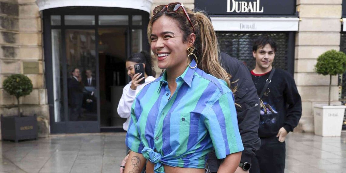 Karol G luce jeans acampanados de los 70 y sandalias de plataforma en París para el verano 2025
