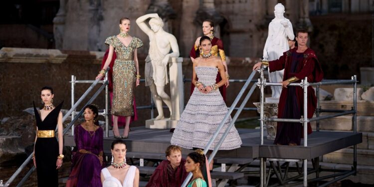 Dolce & Gabbana toma el Foro Romano con un monumental desfile de Alta Moda