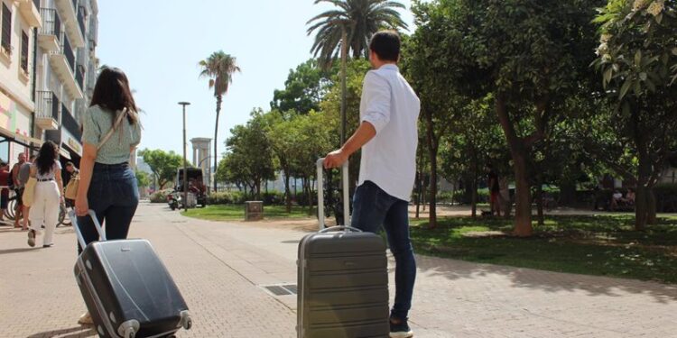 Economía/Turismo.- El 55% de los españoles ha reducido sus viajes debido al aumento del coste de la vida