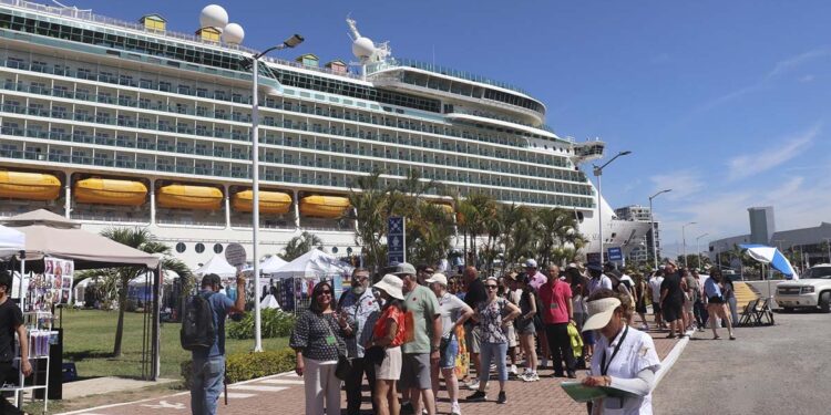 Inicia cobro federal a turistas de cruceros