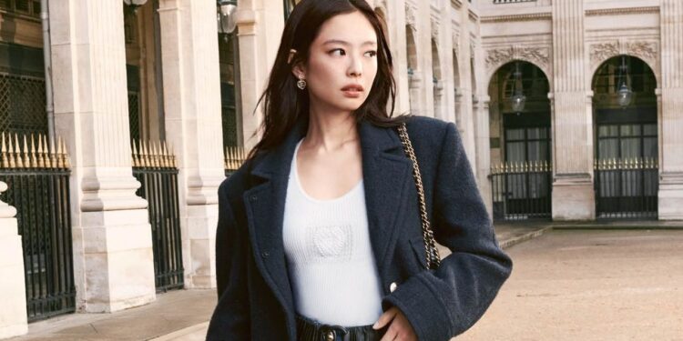 Jennie se inspira en París y protagoniza la campaña otoñal de Chanel con jeans y prendas elegantes