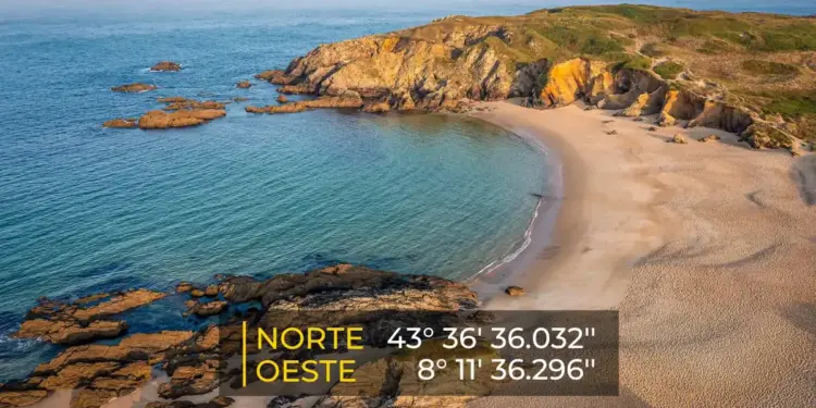 La playa de Galicia con una ermita que se alza sobre una isla rocosa "que a veces desaparece bajo el mar"