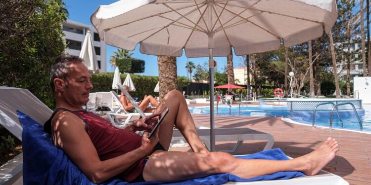 Un huésped en la piscina de un hotel del Archipiélago.