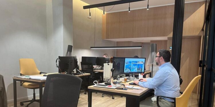 Las agencias de viaje españolas prevén un verano récord con una "caída" de las reservas a EEUU