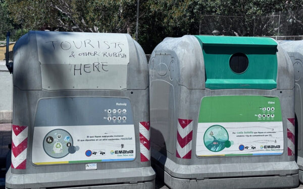 agencias condenan la quema de imágenes de hoteleros