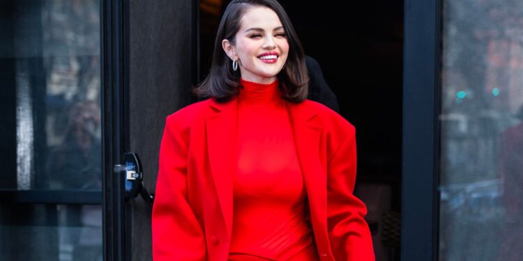 Selena Gomez lleva unas sandalias thong de los 2000 al siguiente nivel de elegancia en verano 2025