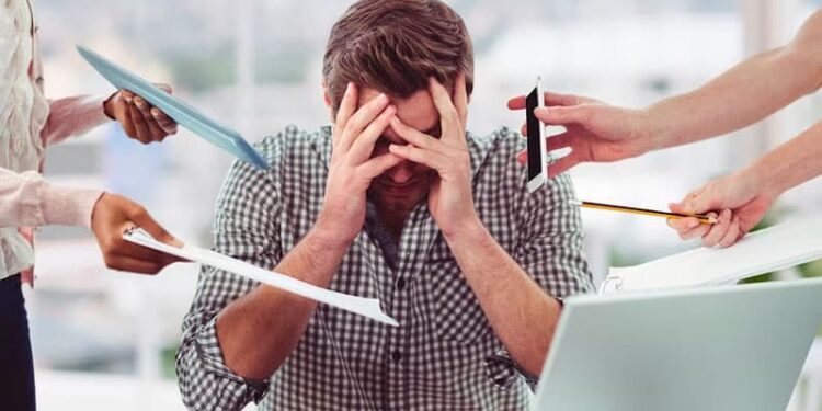 hombre estresado trabajo