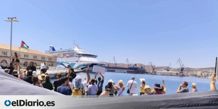 Una protesta en la isla griega de Siros impide el desembarco de un crucero lleno de turistas israelíes: "Paren el genocidio"