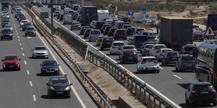 Tráfico intenso en una carretera de Andalucía durante la Operación verano 2025