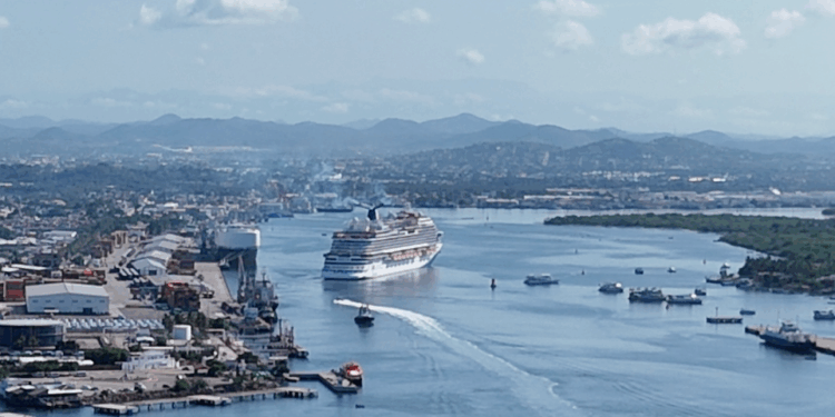 Por los pasillos » Mazatlán recibe su crucero número 60 del 2025; Carnival Panorama arriba con casi 5 mil turistas