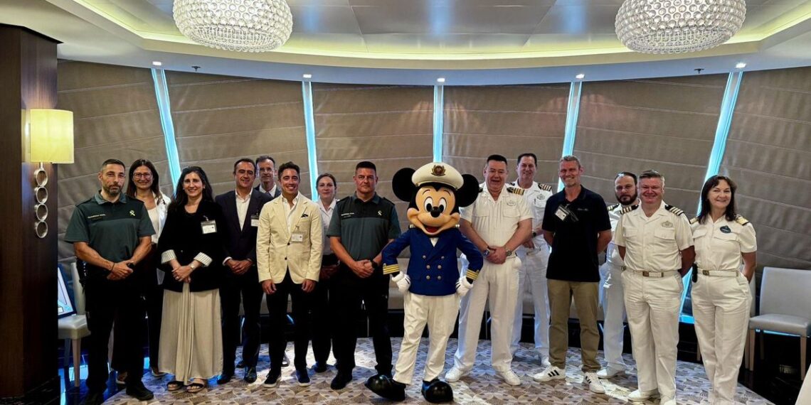 Mickey Mouse desembarca en A Coruña en la primera escala del crucero Disney Fantasy en la ciudad