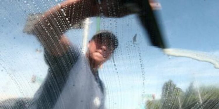 Inician operativo contra "limpia parabrisas" agresivos en cruceros de Tepic