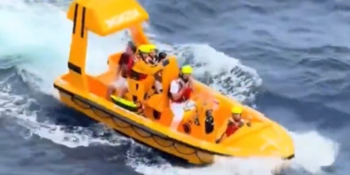 Se emitió una alerta de hombre al agua, y la tripulación del crucero desplegó un operativo de rescate. Foto: Captura de pantalla tomada de video