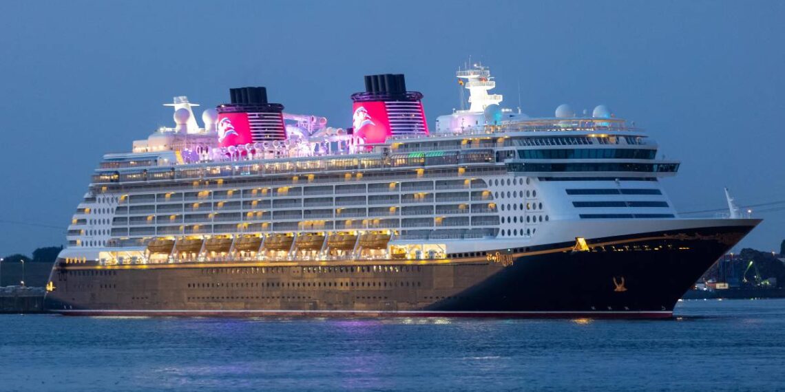 Padre se lanzó al mar desde un crucero Disney para salvar a su hija: así fue el angustioso rescate