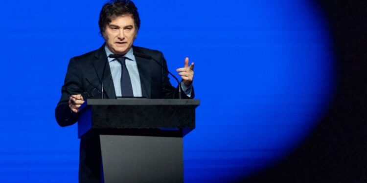 Contradicciones de la Argentina de Milei: crece venta de autos y viajes externos, pero también las deudas para comprar comida